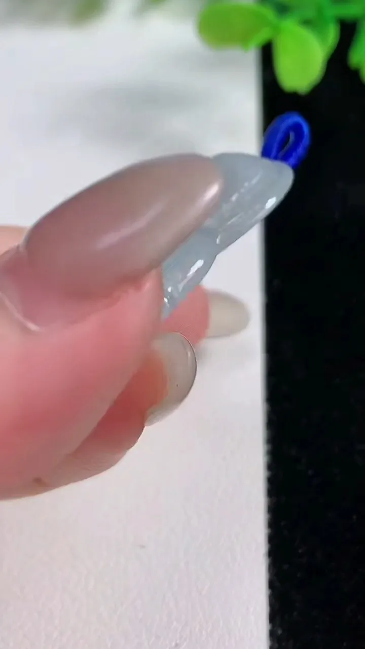 天然A货翡翠观音菩萨吊坠，尺寸52-34.4-6.2，重量:19.14g
10月26日