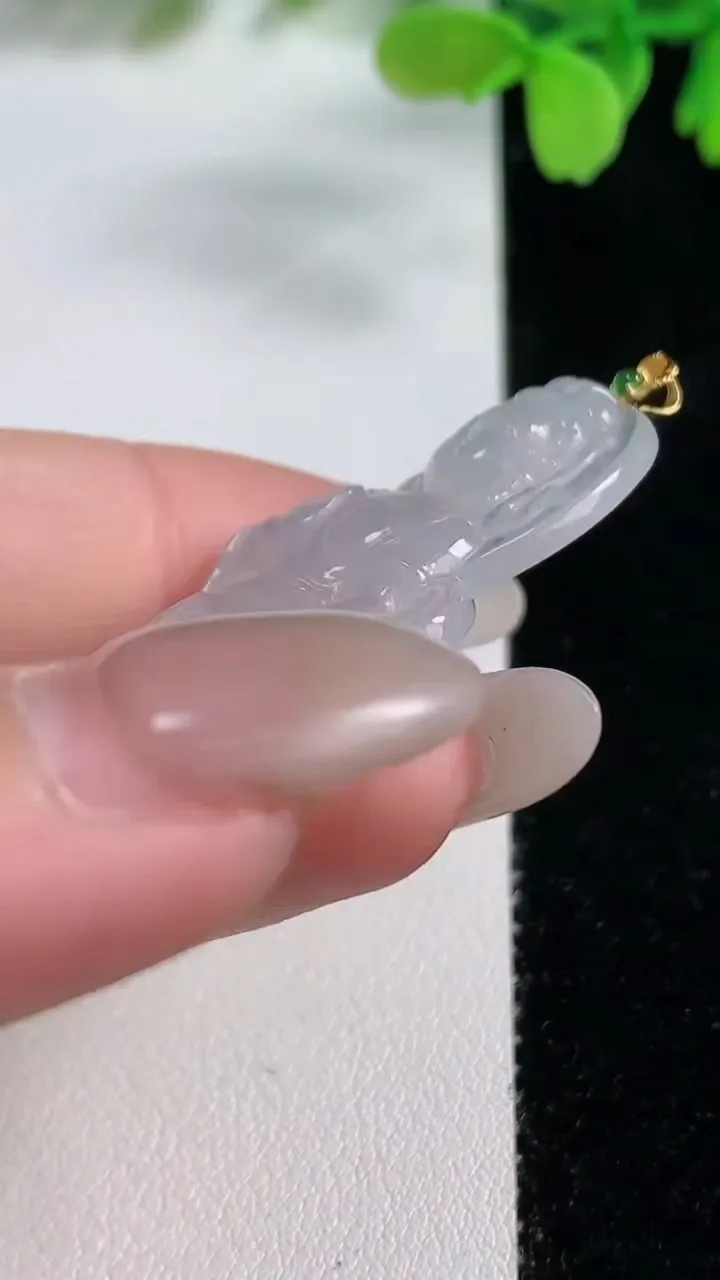 天然A货翡翠种白冰观音菩萨吊坠，尺寸50.8-23.4-5.6，重量:12.45g
10月26日
