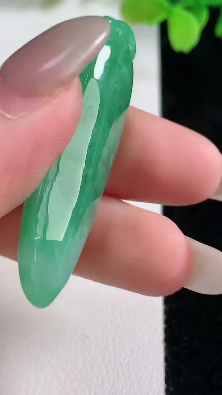 天然A货翡翠福瓜吊坠，尺寸52-21.6-14.6，重量:14.23g
10月26日