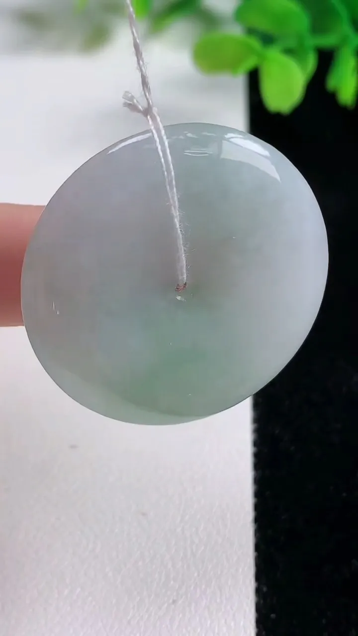 天然A货翡翠平安扣吊坠，尺寸34.4-5.2，重量:13.59g
10月26日