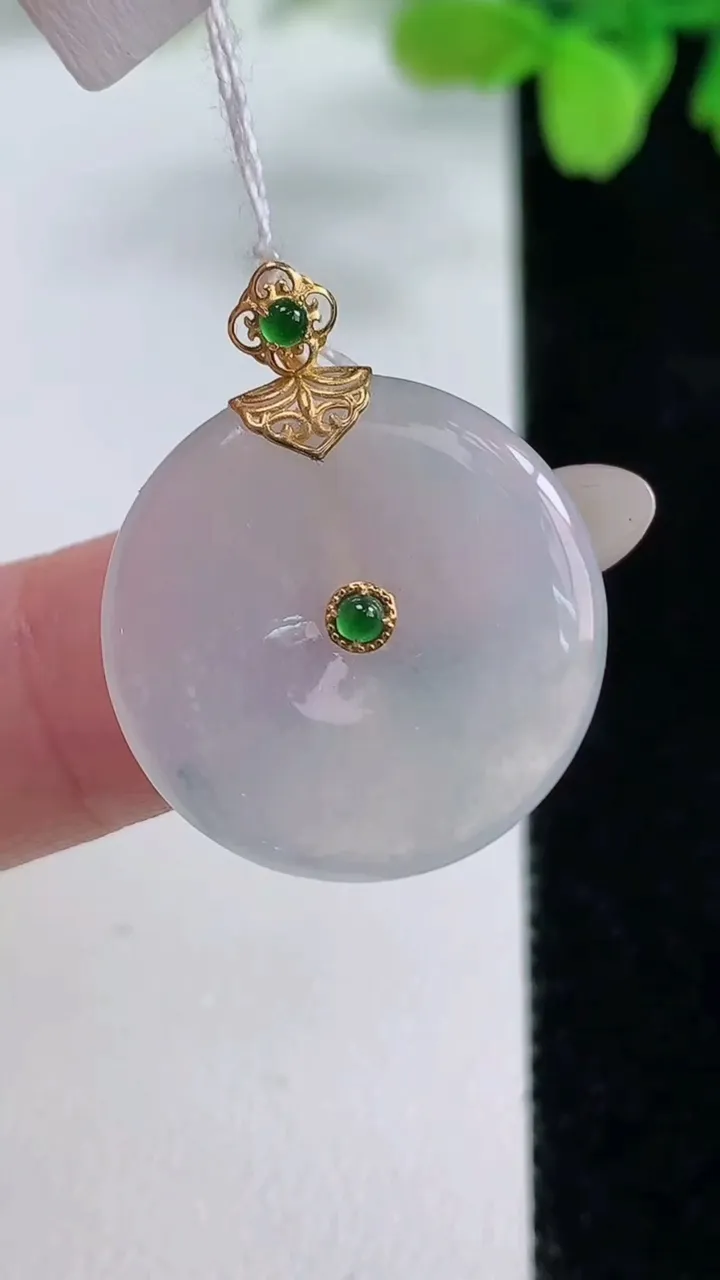 天然A货翡翠种飘花平安扣吊坠，尺寸26.3-8.5，重量:3.88g
10月26日
