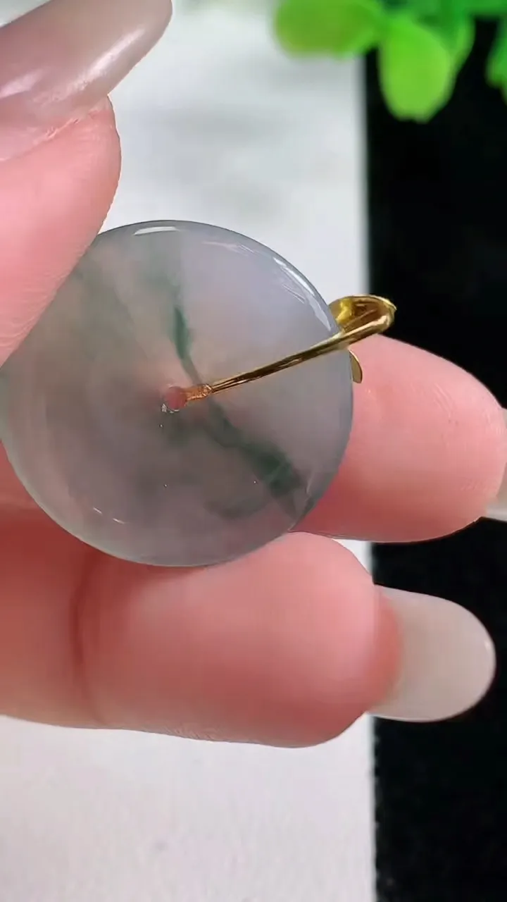 天然A货翡翠种飘花平安扣吊坠，尺寸27.5-8.5，重量:3.98g
10月26日