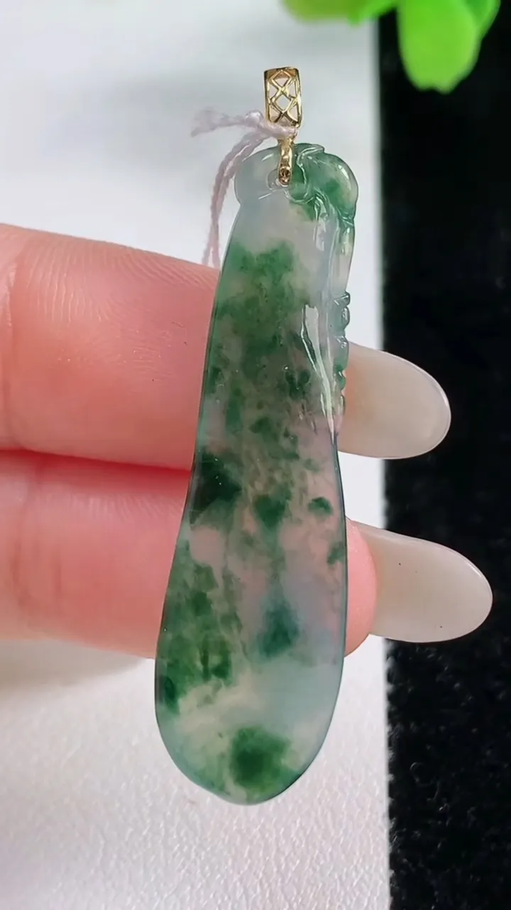 天然A货翡翠种飘花福瓜吊坠，尺寸42-13-3.2，重量:3.72g
10月26日