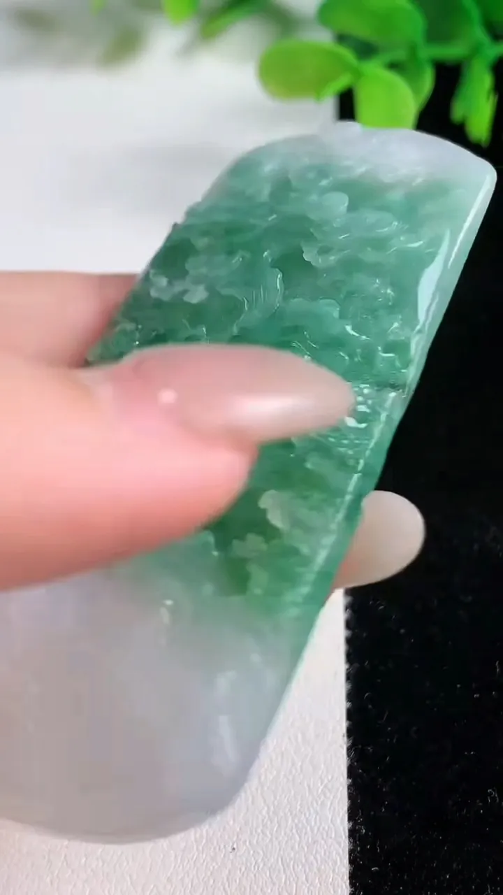 天然A货翡翠山水牌吊坠，尺寸68.8-38.6-5.3，重量:30.44g
10月26日