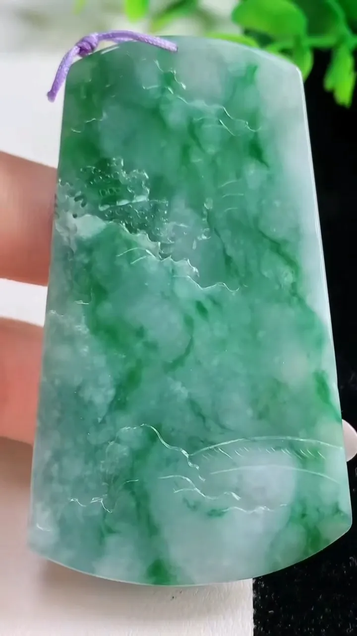 天然A货翡翠山水牌吊坠，尺寸70.2-41.3-5.6，重量:33.75g
10月26日