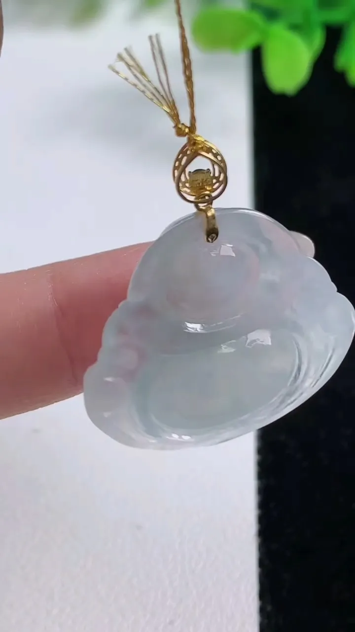 天然A货翡翠种白冰佛公吊坠，尺寸23.8-28-5.9，重量:5.67g
10月26日