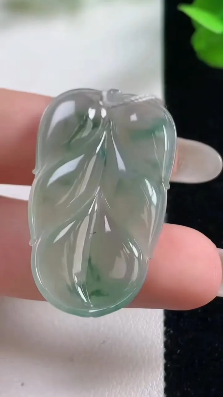 天然A货翡翠冰种飘花金枝玉叶 叶子吊坠，尺寸36.7-22-4.3，重量:6.12g
10月26日