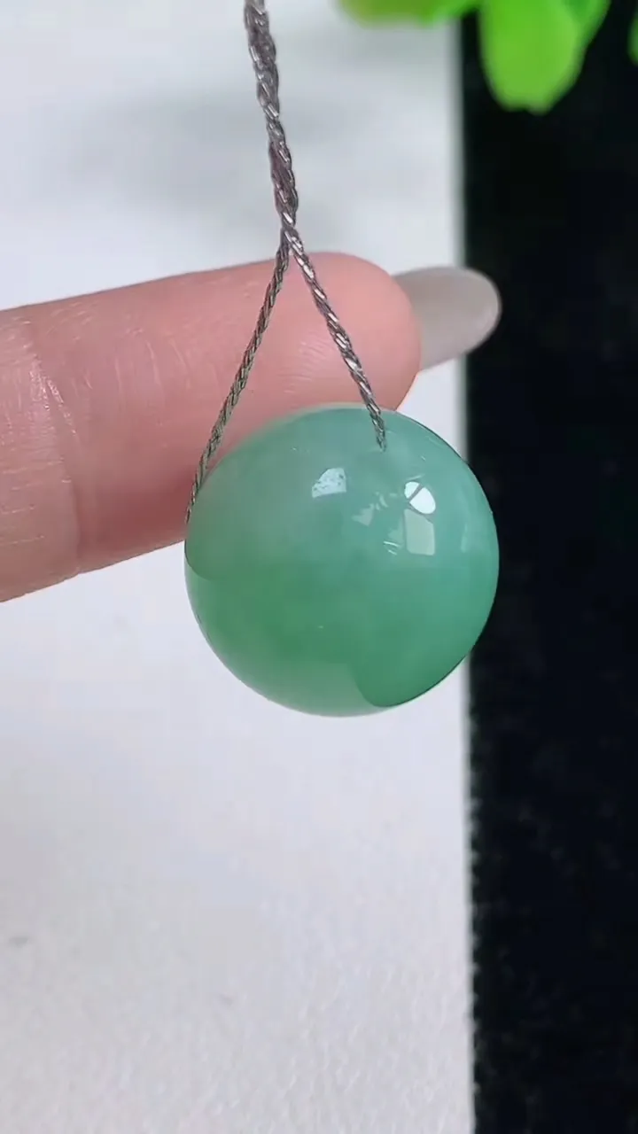 天然A货翡翠圆珠吊坠，尺寸14.6，重量:5.76g
10月26日