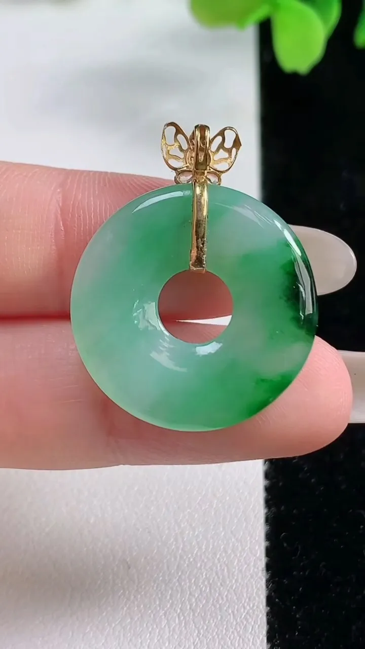 天然A货翡翠平安环吊坠，尺寸23.7-3.3，重量:4.20g
10月26日