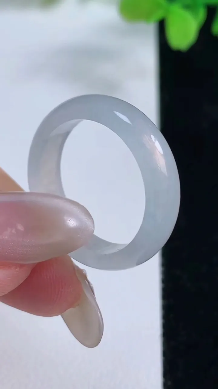 天然A货翡翠指环戒指，尺寸20-5.3-2.8，重量:3.86g2025年10月26日
工厂直销收藏佳品,种好水足，色泽均匀，有种有色，上手高大气！