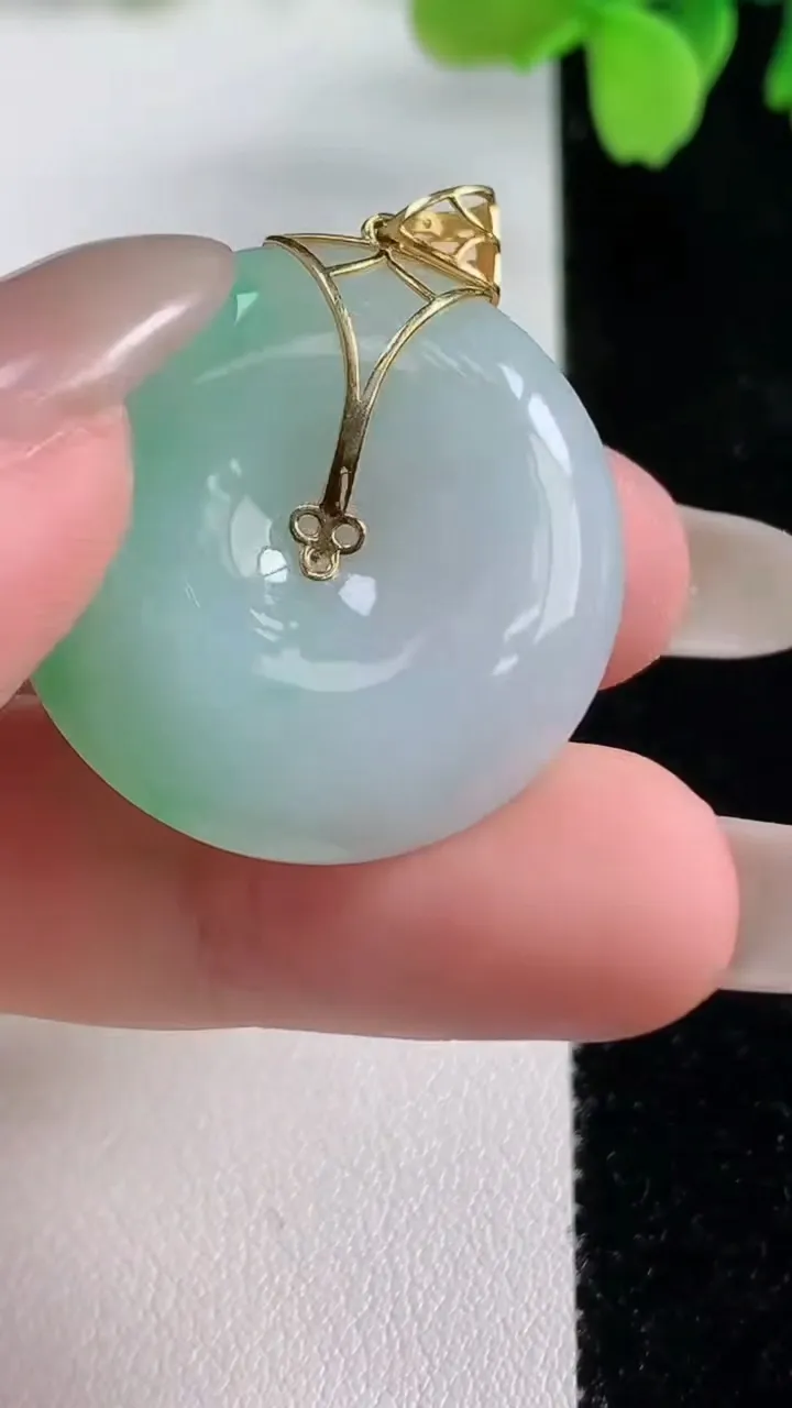 天然A货翡翠平安扣吊坠，尺寸27.6-6，重量:11.90g
10月26日
