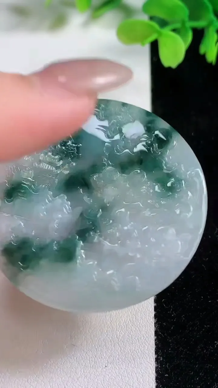 天然A货翡翠牌吊坠，尺寸48.8-4.7，重量:25.78g
10月26日