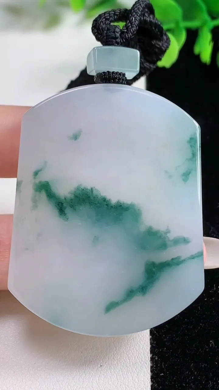 天然A货翡翠冰种飘花仿古无事牌吊坠，尺寸57.5-46-11，重量:41.85g
10月26日