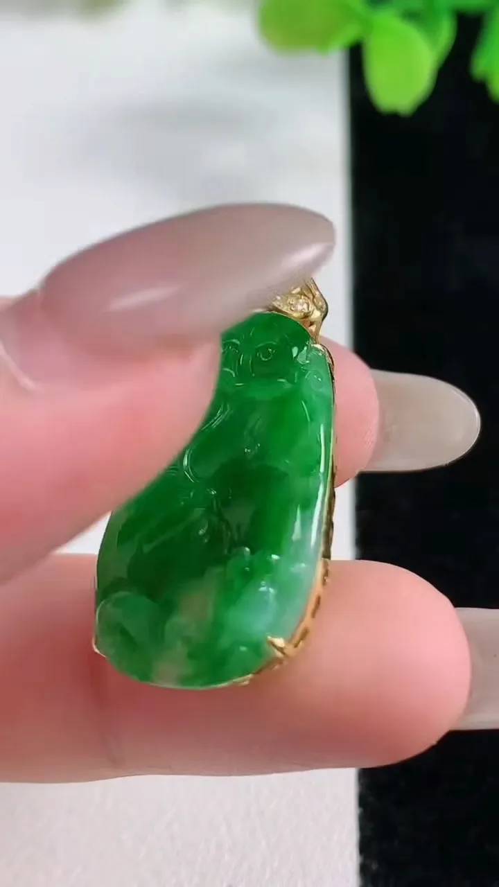天然A货翡翠荷叶鱼吊坠，尺寸26.8-16-5.2，重量:3.35g
10月26日