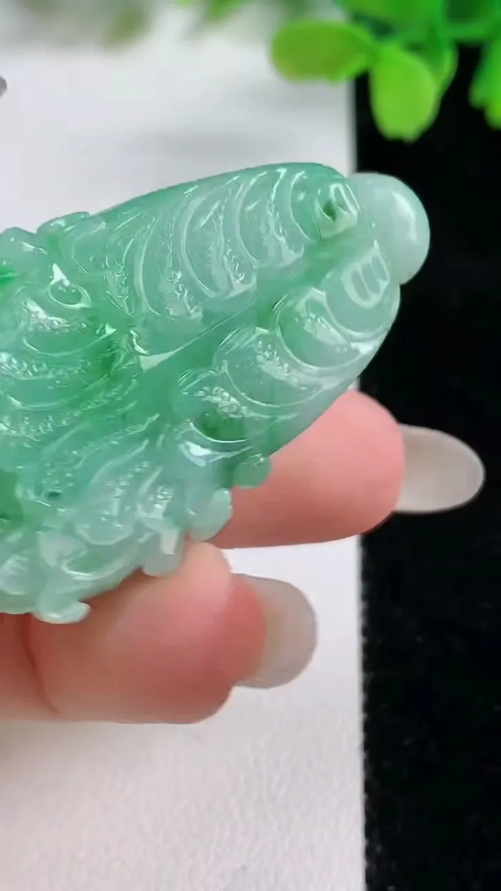 天然A货翡翠白菜吊坠，尺寸50-32.5-14.7，重量:22.87g
10月26日