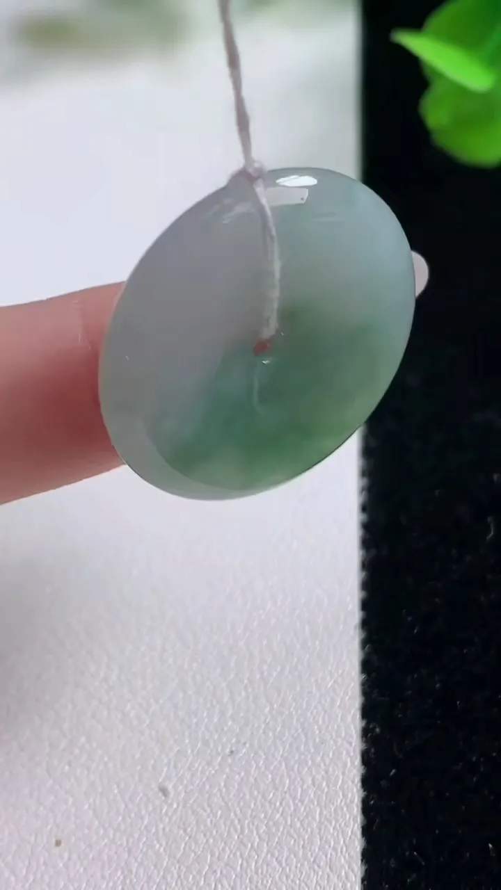 天然A货翡翠平安扣吊坠，尺寸25.4-4.3，重量:6.17g
10月26日