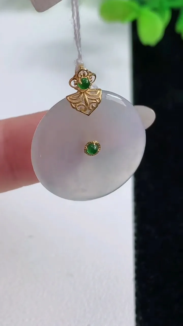天然A货翡翠种飘花平安扣吊坠，尺寸26.3-8.5，重量:3.88g
10月26日