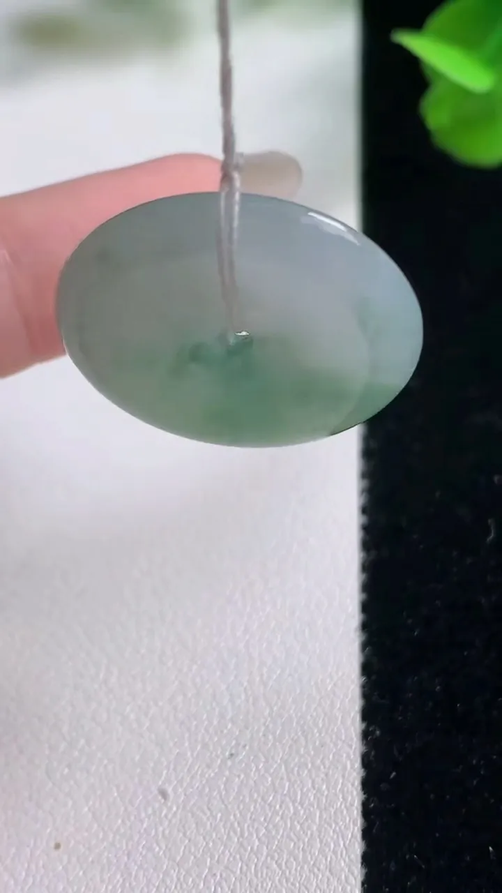 天然A货翡翠平安扣吊坠，尺寸25.4-4.3，重量:6.17g
10月26日