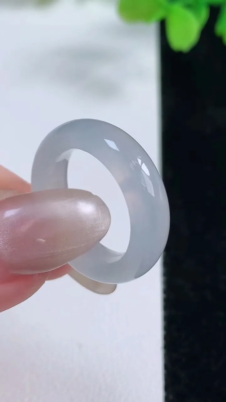 天然A货翡翠指环戒指，尺寸16.7-5.6-3.7，重量:4.05g2025年10月26日
工厂直销收藏佳品,种好水足，色泽均匀，有种有色，上手高大气！