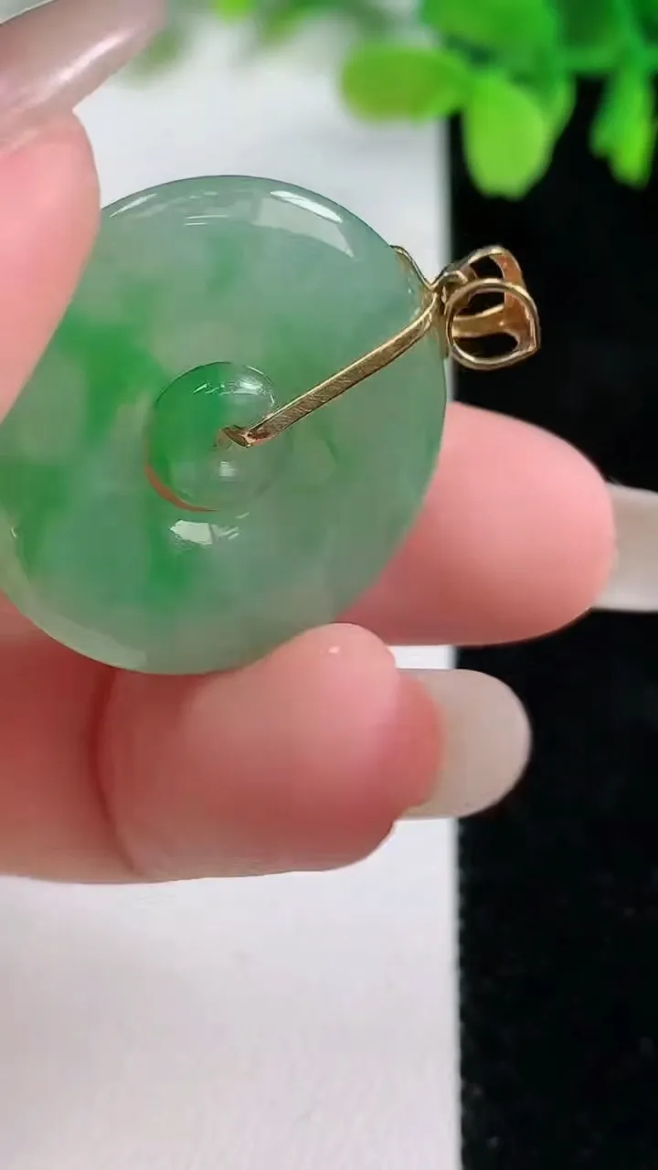 天然A货翡翠母子平安环吊坠，尺寸26.6-3.7，重量:6.64g
10月26日
