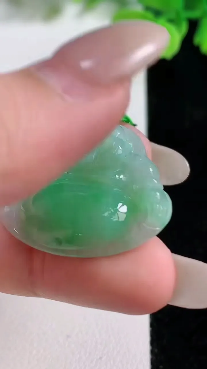 天然A货翡翠佛公吊坠，尺寸25.3-30.3-5，重量:6.85g
10月26日