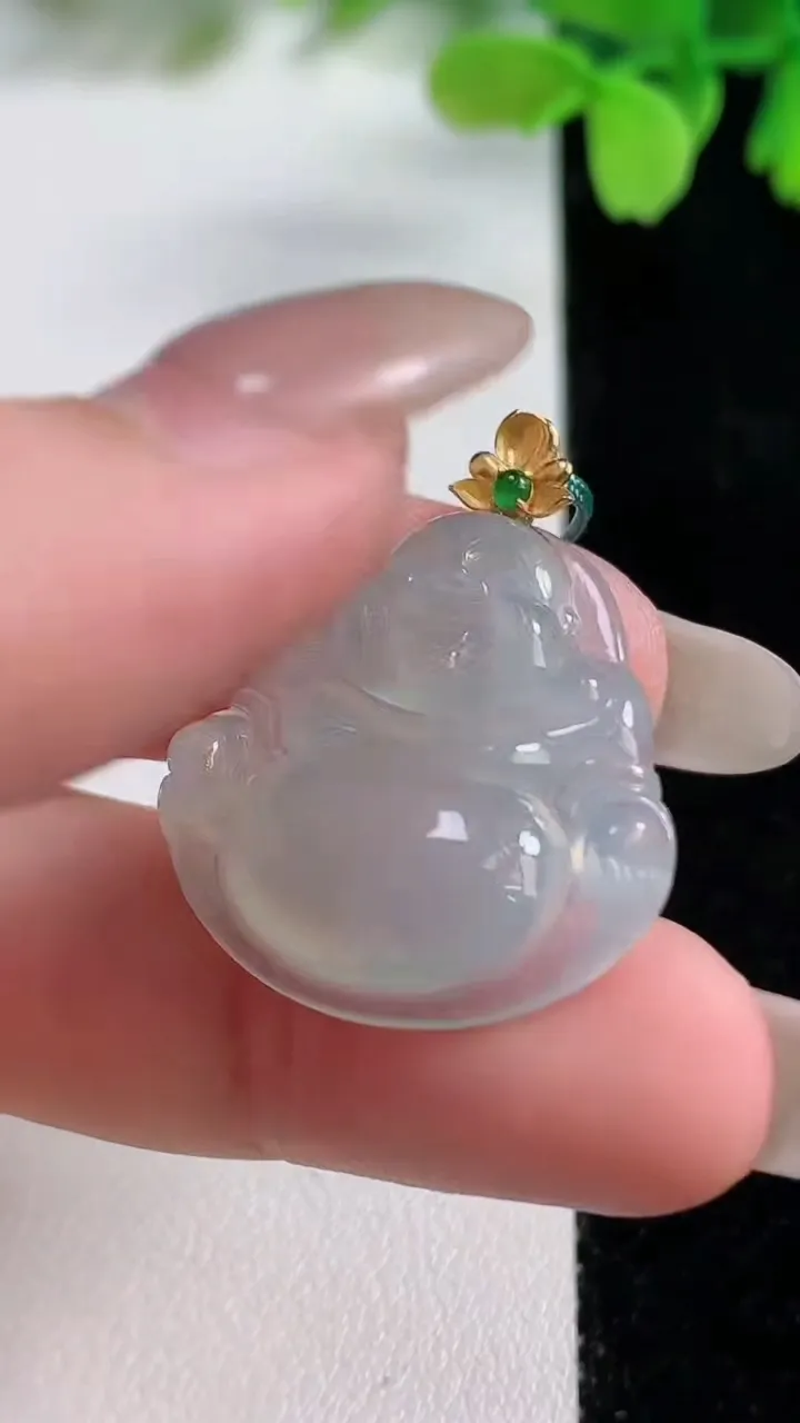 天然A货翡翠种白冰佛公吊坠，尺寸24.6-24.5-5.5，重量:5.00g
10月26日