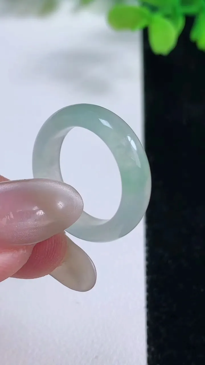 天然A货翡翠指环戒指，尺寸17-5.2-3，重量:3.30g2025年10月26日
工厂直销收藏佳品,种好水足，色泽均匀，有种有色，上手高大气！
