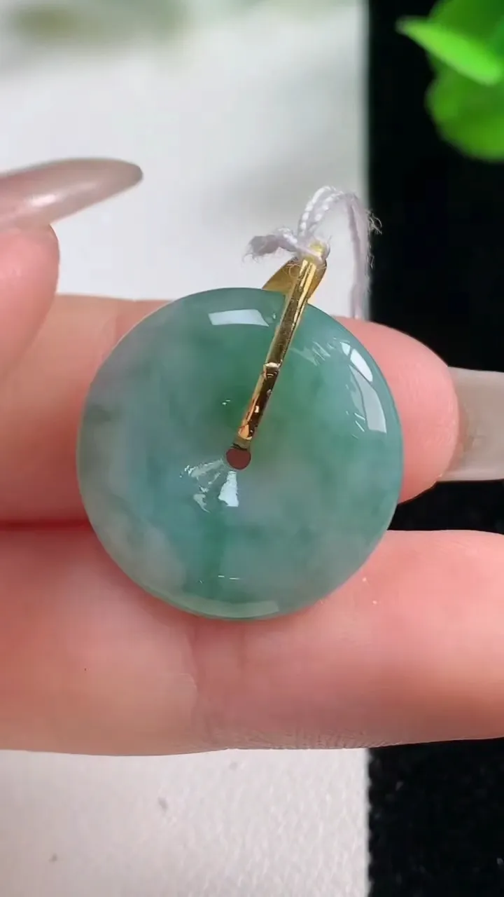 天然A货翡翠种飘花平安扣吊坠，尺寸20.8-5，重量:4.83g
10月26日