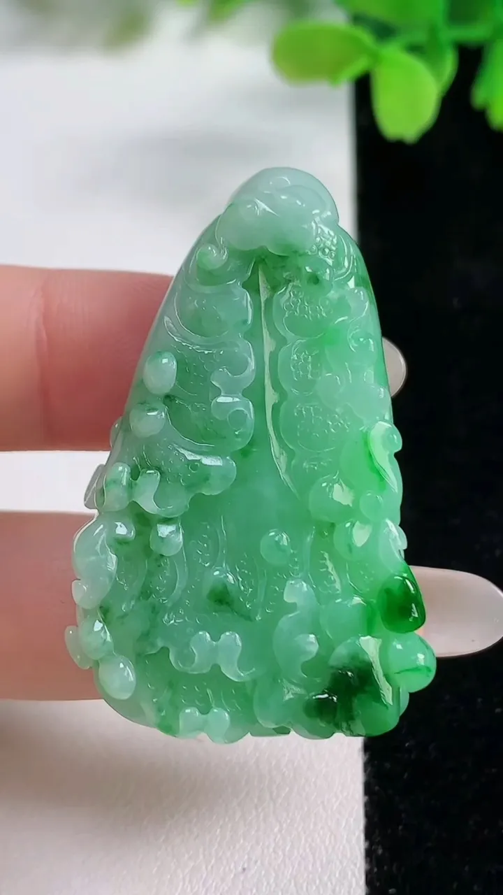天然A货翡翠白菜吊坠，尺寸50-32.5-14.7，重量:22.87g
10月26日