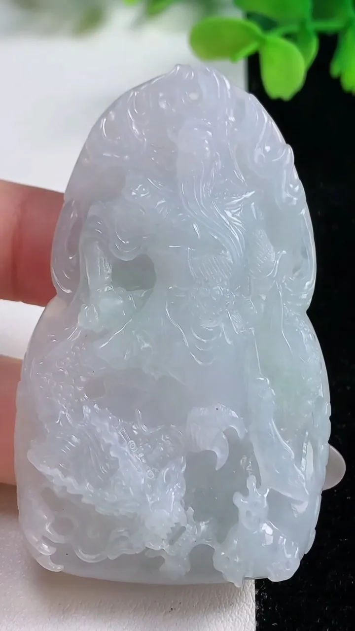 天然A货翡翠御龙关公吊坠，尺寸65-39.6-8.8，重量:42.36g
10月26日