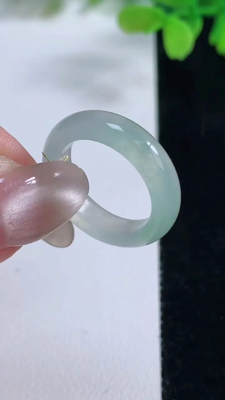 天然A货翡翠指环戒指，尺寸17-5.2-3，重量:3.30g2025年10月26日
工厂直销收藏佳品,种好水足，色泽均匀，有种有色，上手高大气！