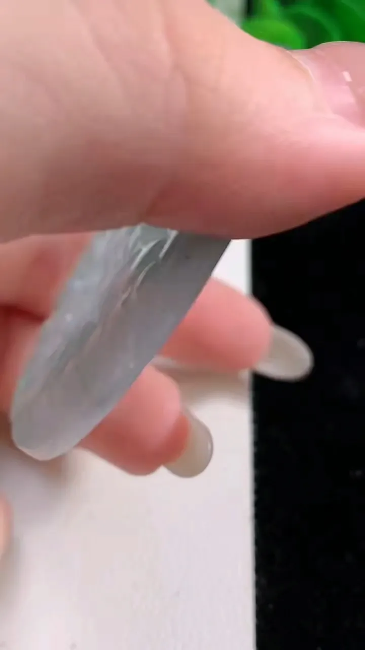 天然A货翡翠冰种飘花不动明王吊坠，尺寸55.2-4.9，重量:34.88g
10月26日
