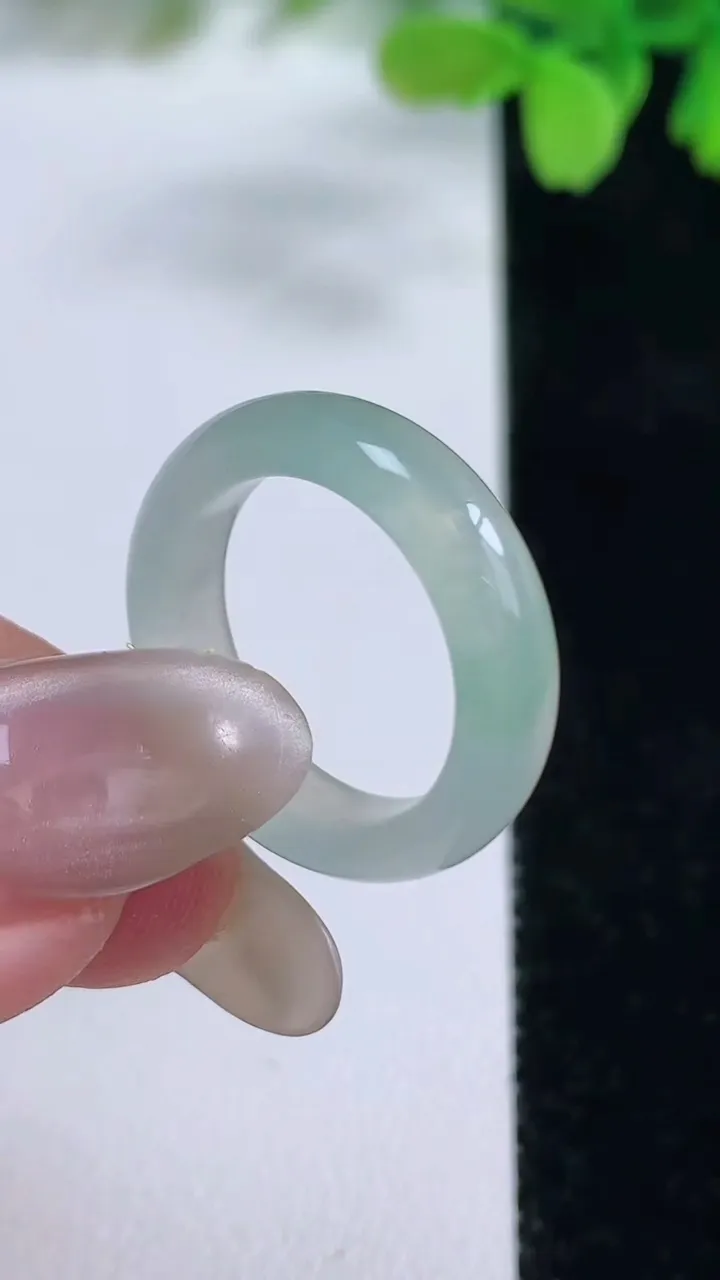 天然A货翡翠指环戒指，尺寸17-5.2-3，重量:3.30g2025年10月26日
工厂直销收藏佳品,种好水足，色泽均匀，有种有色，上手高大气！