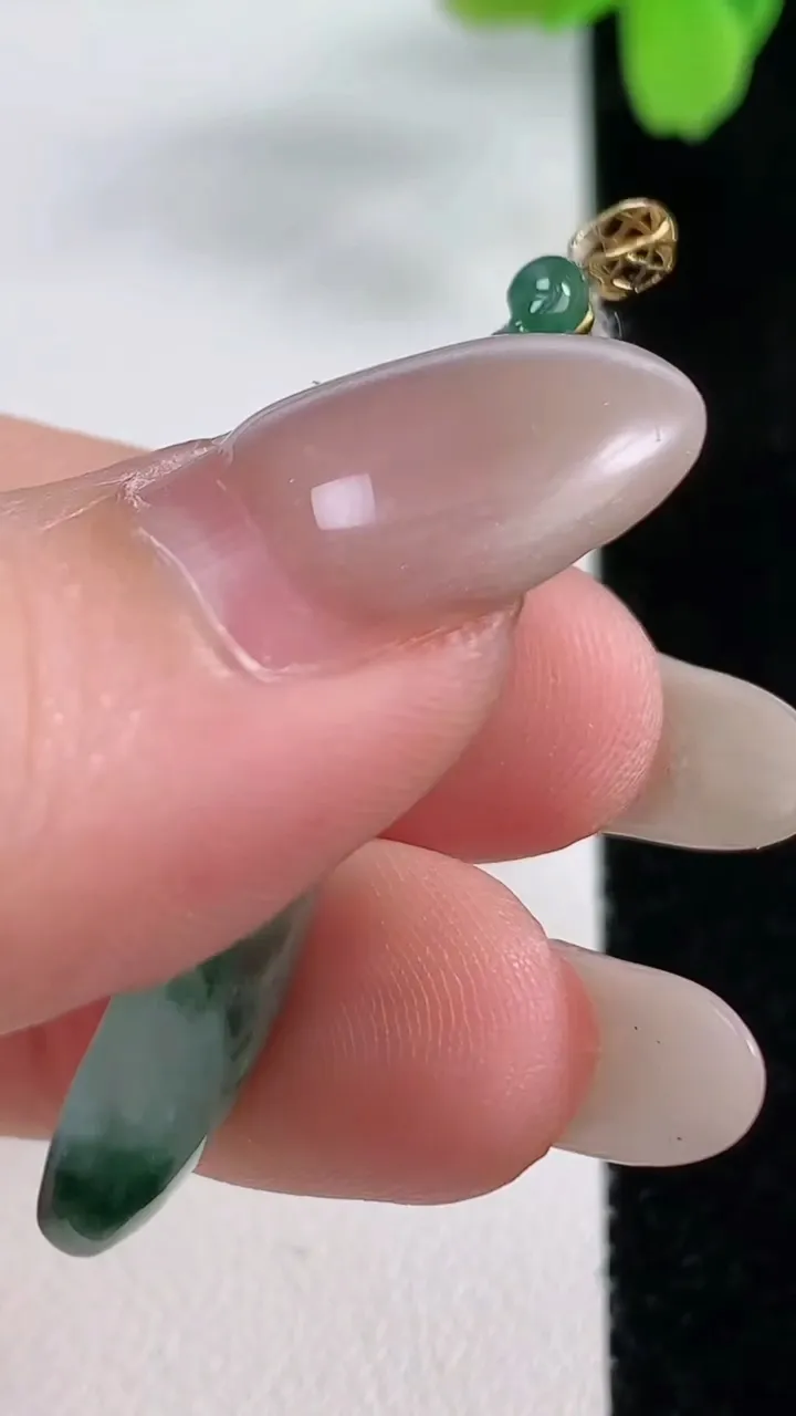 天然A货翡翠种飘花福瓜吊坠，尺寸42-13-3.2，重量:3.72g
10月26日