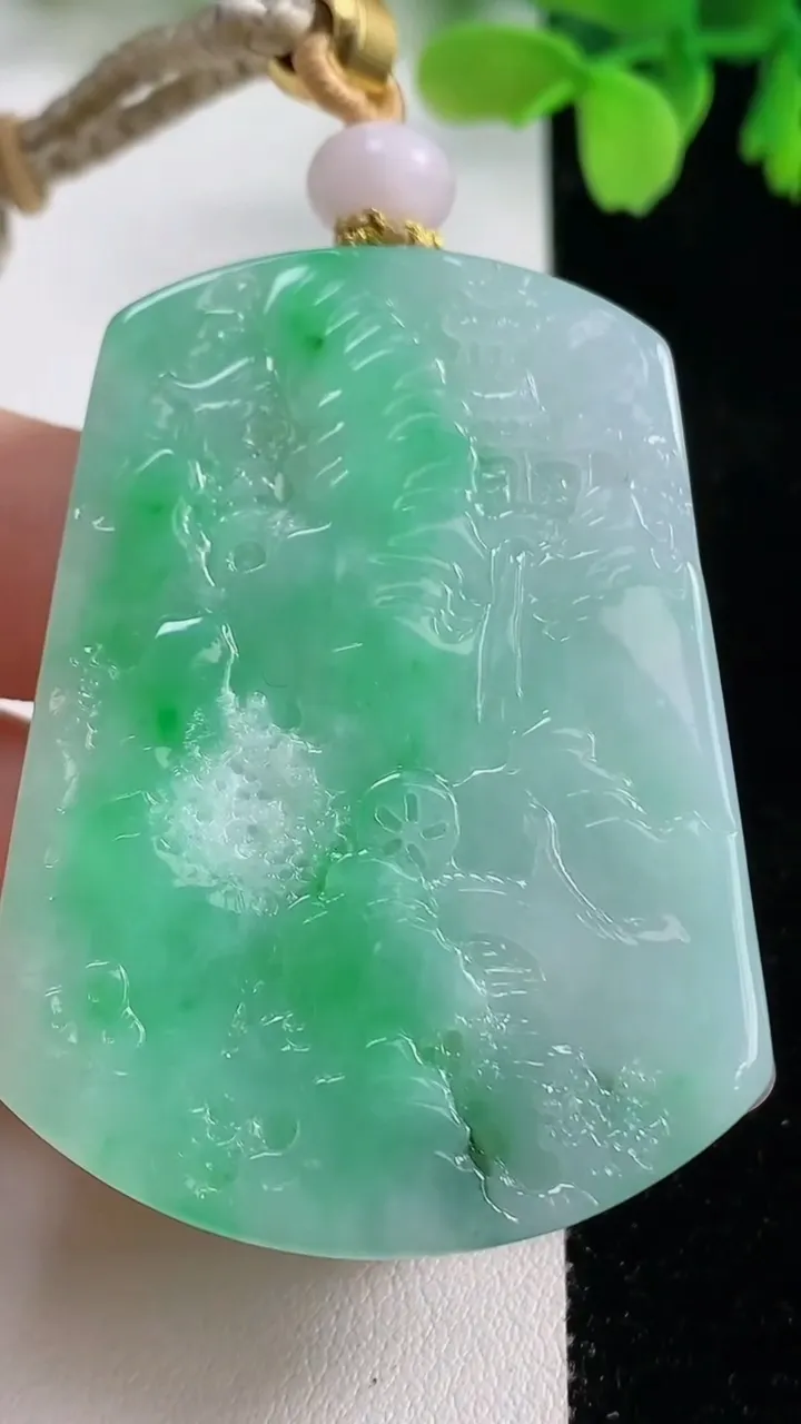 天然A货翡翠山水牌吊坠，尺寸52.8-38-11.4，重量:59.36g
10月26日