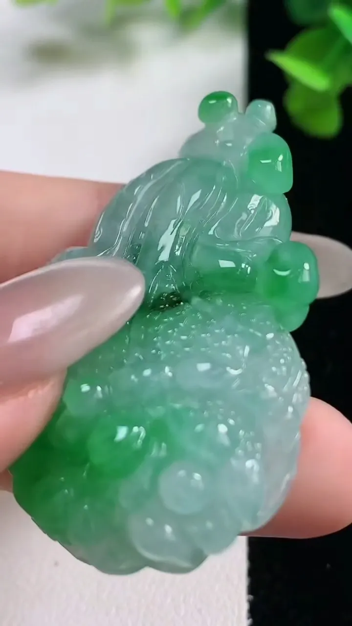 天然A货翡翠白菜吊坠，尺寸50.2-31-9，重量:24.77g
10月26日
