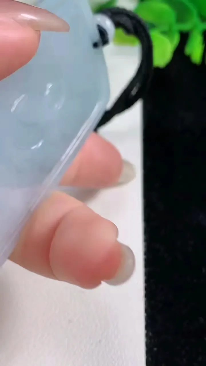天然A货翡翠千手观音吊坠，尺寸66.4-42-5.3，重量:40.21g
10月26日