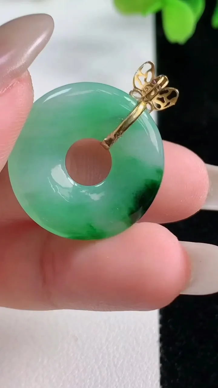 天然A货翡翠平安环吊坠，尺寸23.7-3.3，重量:4.20g
10月26日