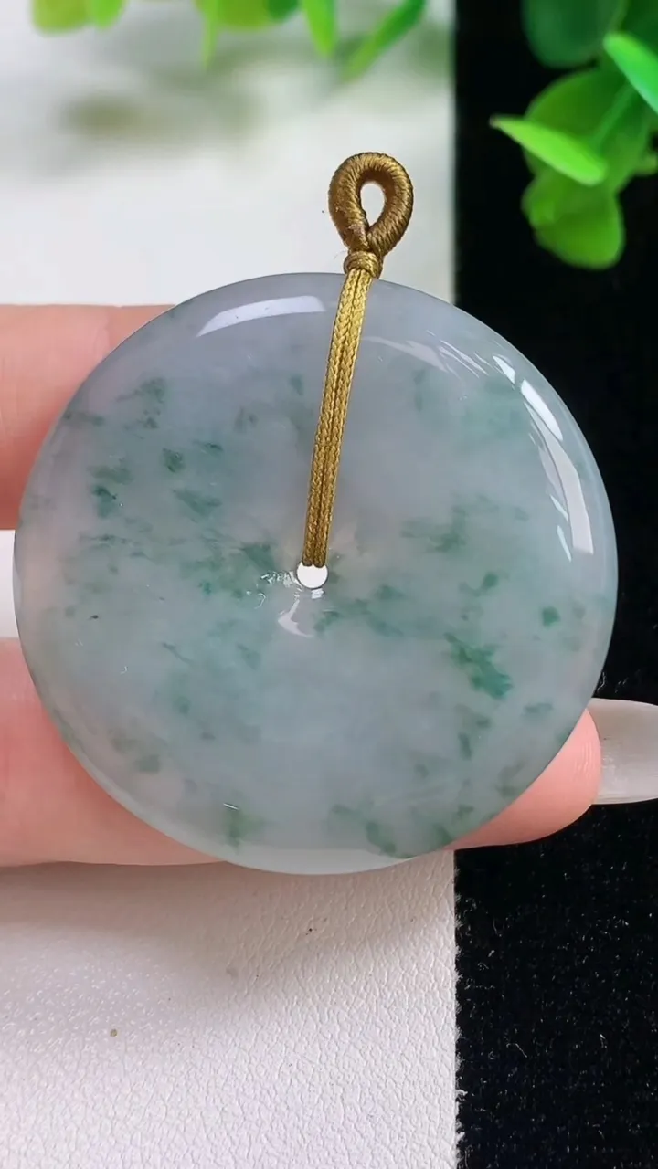 天然A货翡翠冰种飘花平安扣吊坠，尺寸38.4-5.9，重量:21.53g
10月26日