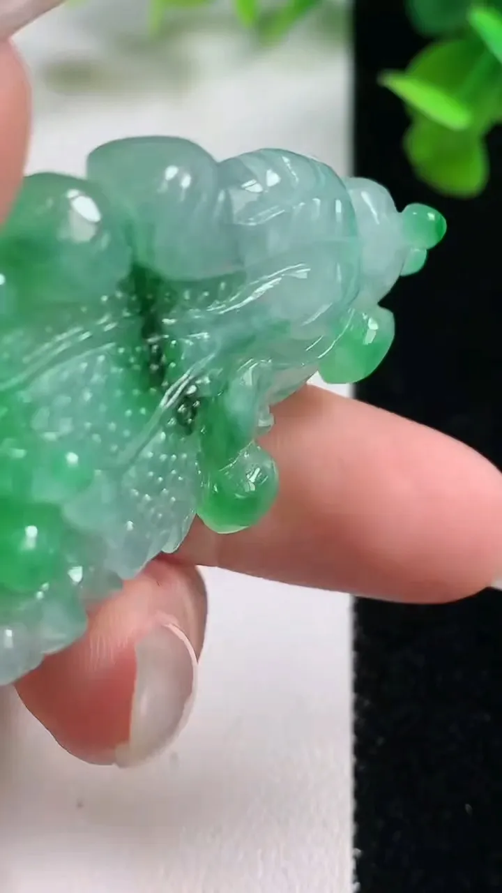 天然A货翡翠白菜吊坠，尺寸50.2-31-9，重量:24.77g
10月26日