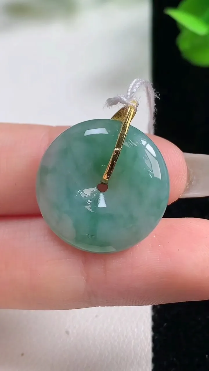 天然A货翡翠种飘花平安扣吊坠，尺寸20.8-5，重量:4.83g
10月26日