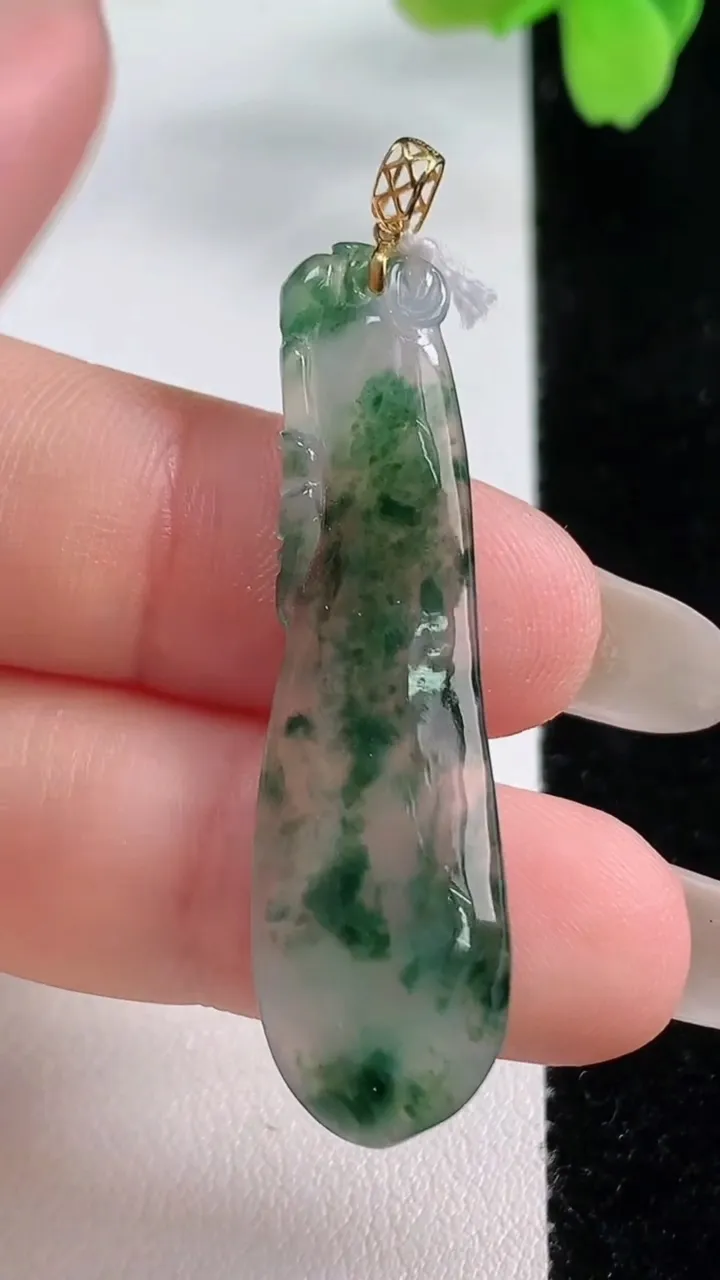 天然A货翡翠种飘花福瓜吊坠，尺寸42-13-3.2，重量:3.72g
10月26日