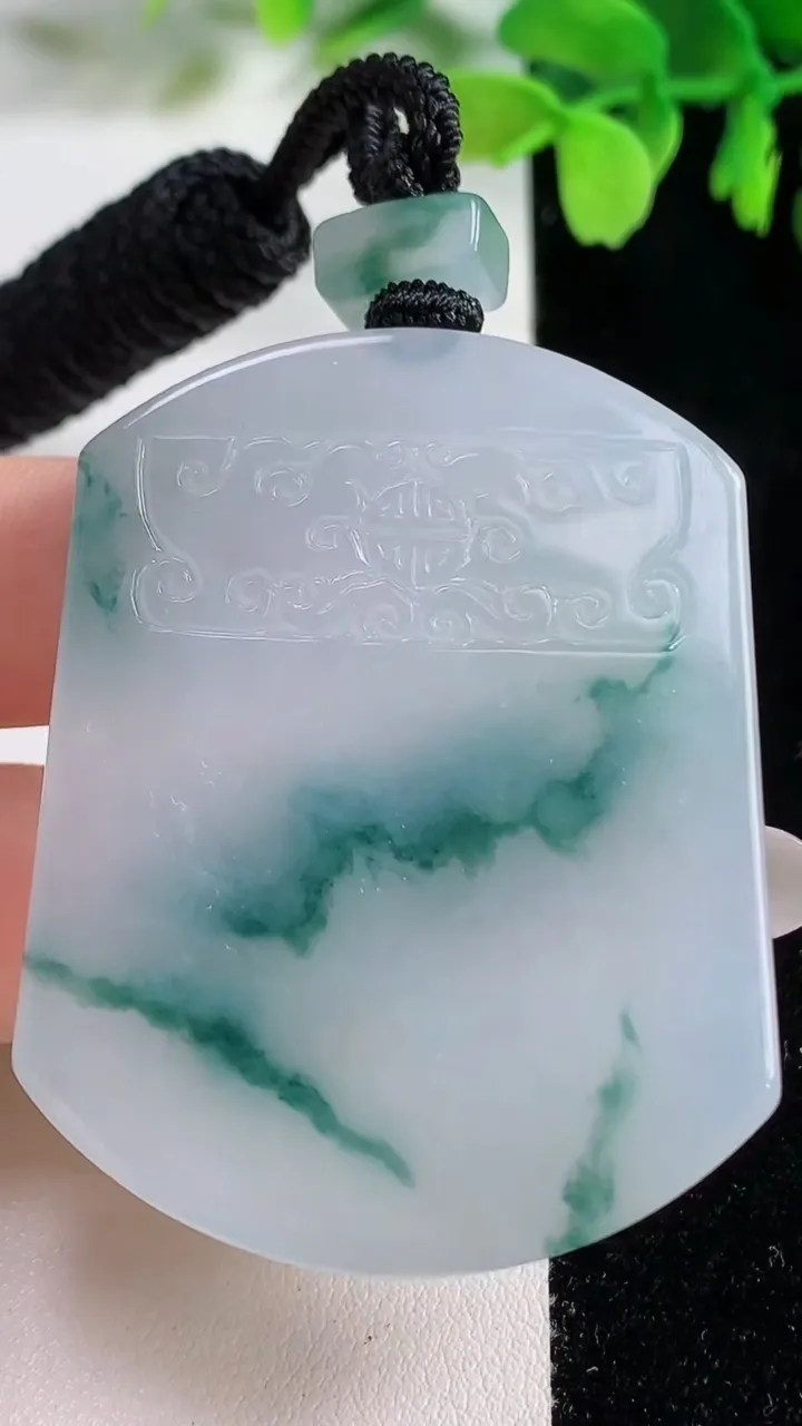 天然A货翡翠冰种飘花仿古无事牌吊坠，尺寸57.5-46-11，重量:41.85g
10月26日