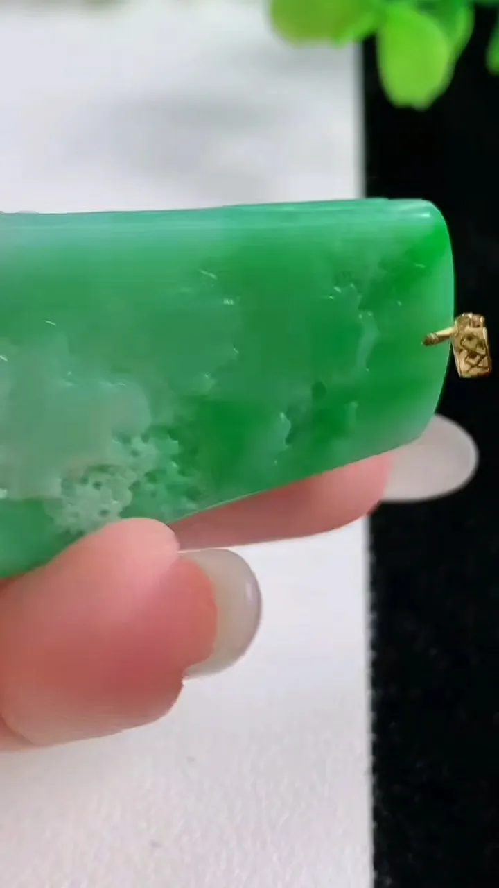 天然A货翡翠山水牌吊坠，尺寸41-27-4.6，重量:10.48g
10月26日