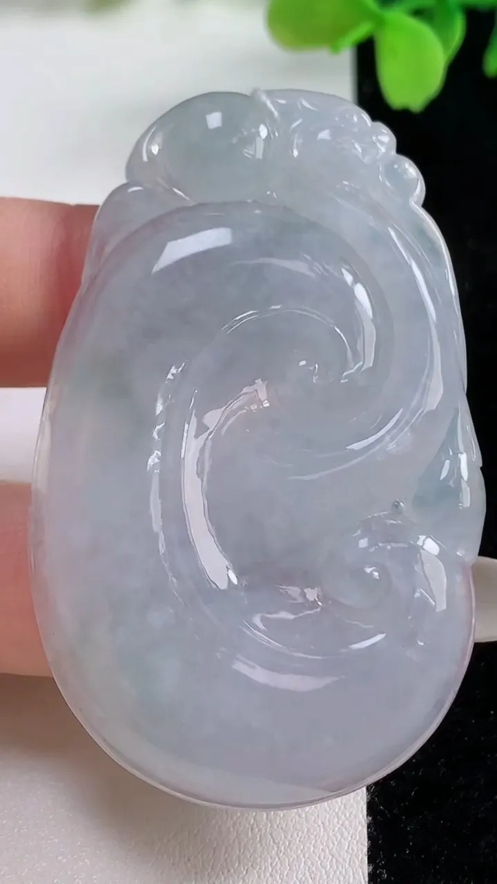 天然A货翡翠如意吊坠，尺寸58.8-37.2-6，重量:26.79g
10月26日