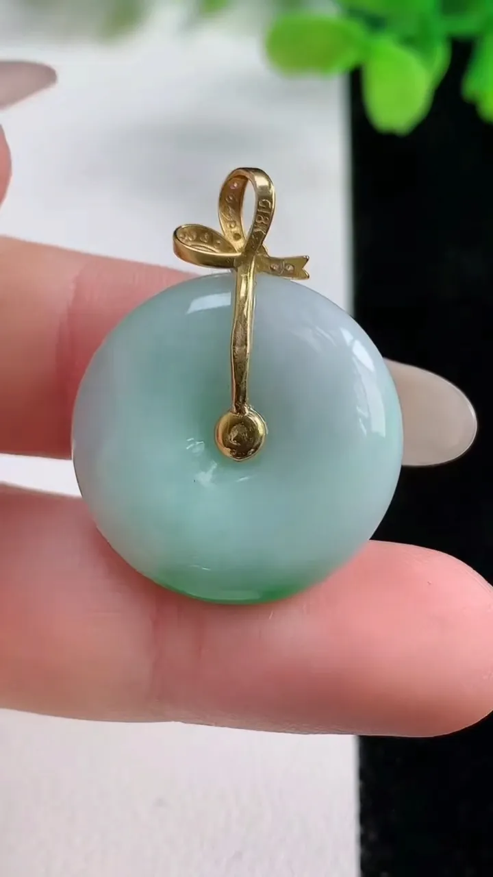 天然A货翡翠平安扣吊坠，尺寸22.7-5.4，重量:6.54g
10月26日