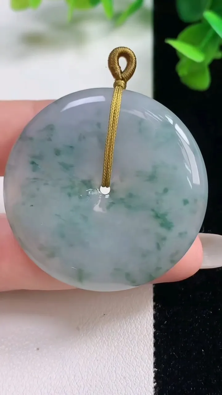 天然A货翡翠冰种飘花平安扣吊坠，尺寸38.4-5.9，重量:21.53g
10月26日