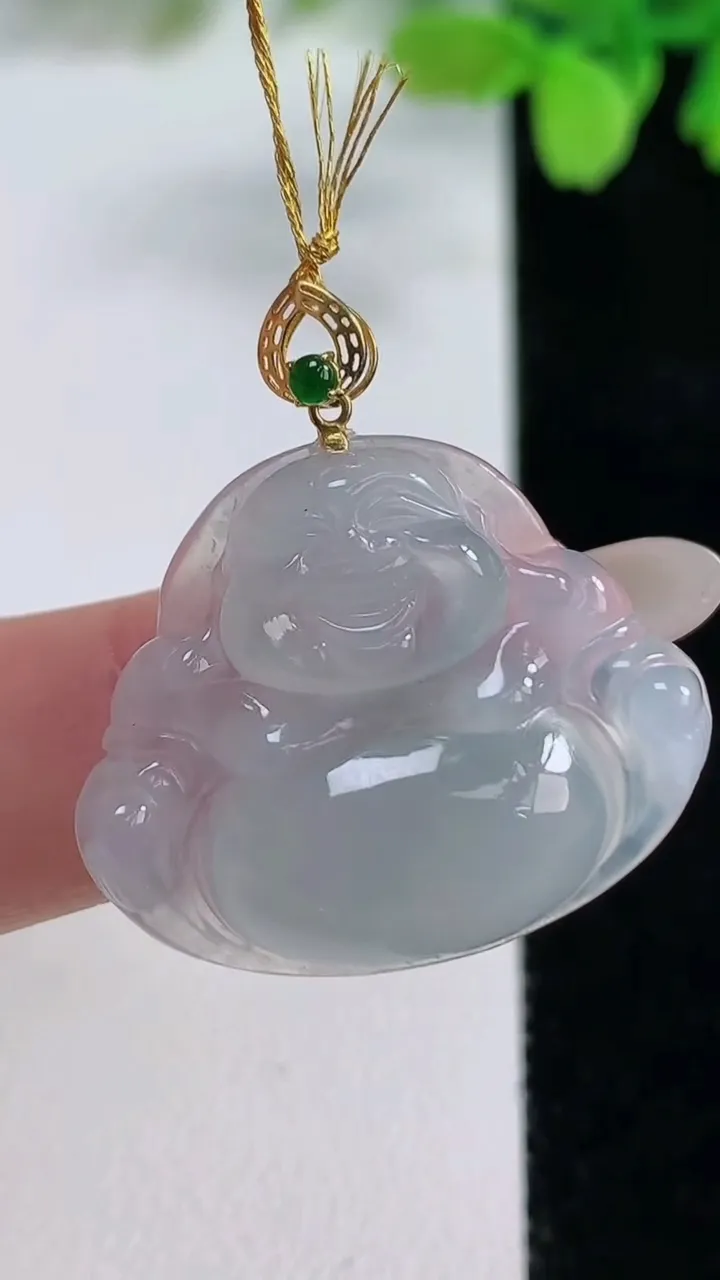 天然A货翡翠种白冰佛公吊坠，尺寸23.8-28-5.9，重量:5.67g
10月26日