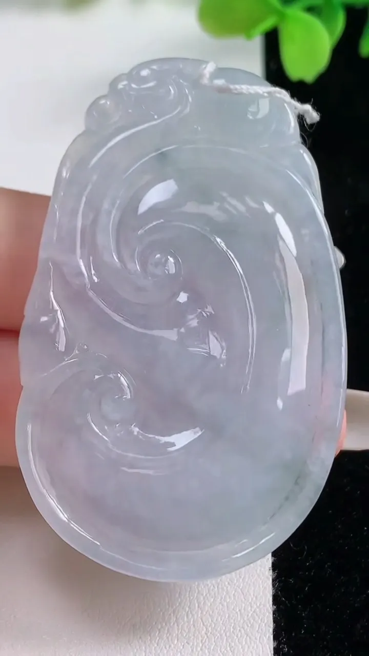 天然A货翡翠如意吊坠，尺寸58.8-37.2-6，重量:26.79g
10月26日