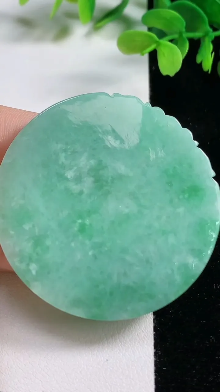 天然A货翡翠龙牌吊坠，尺寸57.5-10.5，重量:36.30g
10月26日